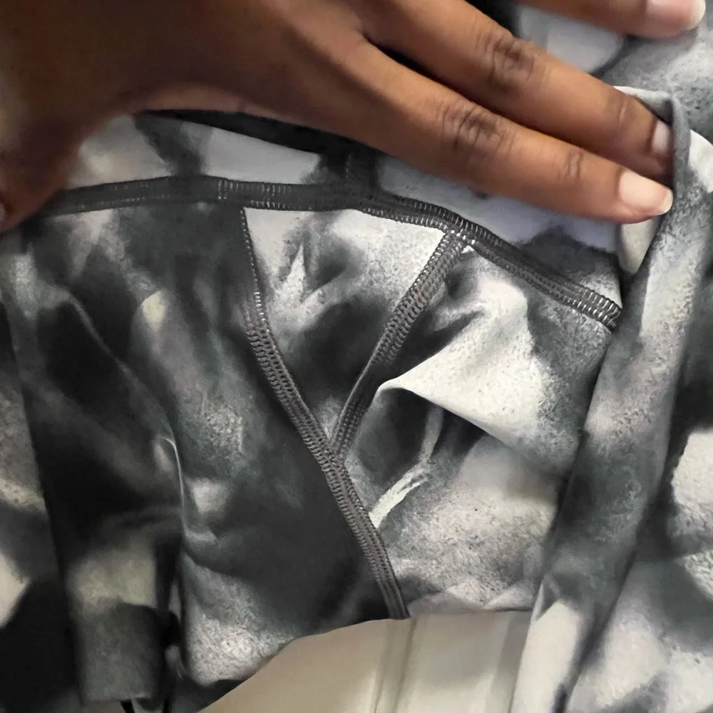 🍋LIKE NEW Lululemon Train Times 25” - Blush Blossom Alpine White Black - Sz 8 - Picture 5 of 15